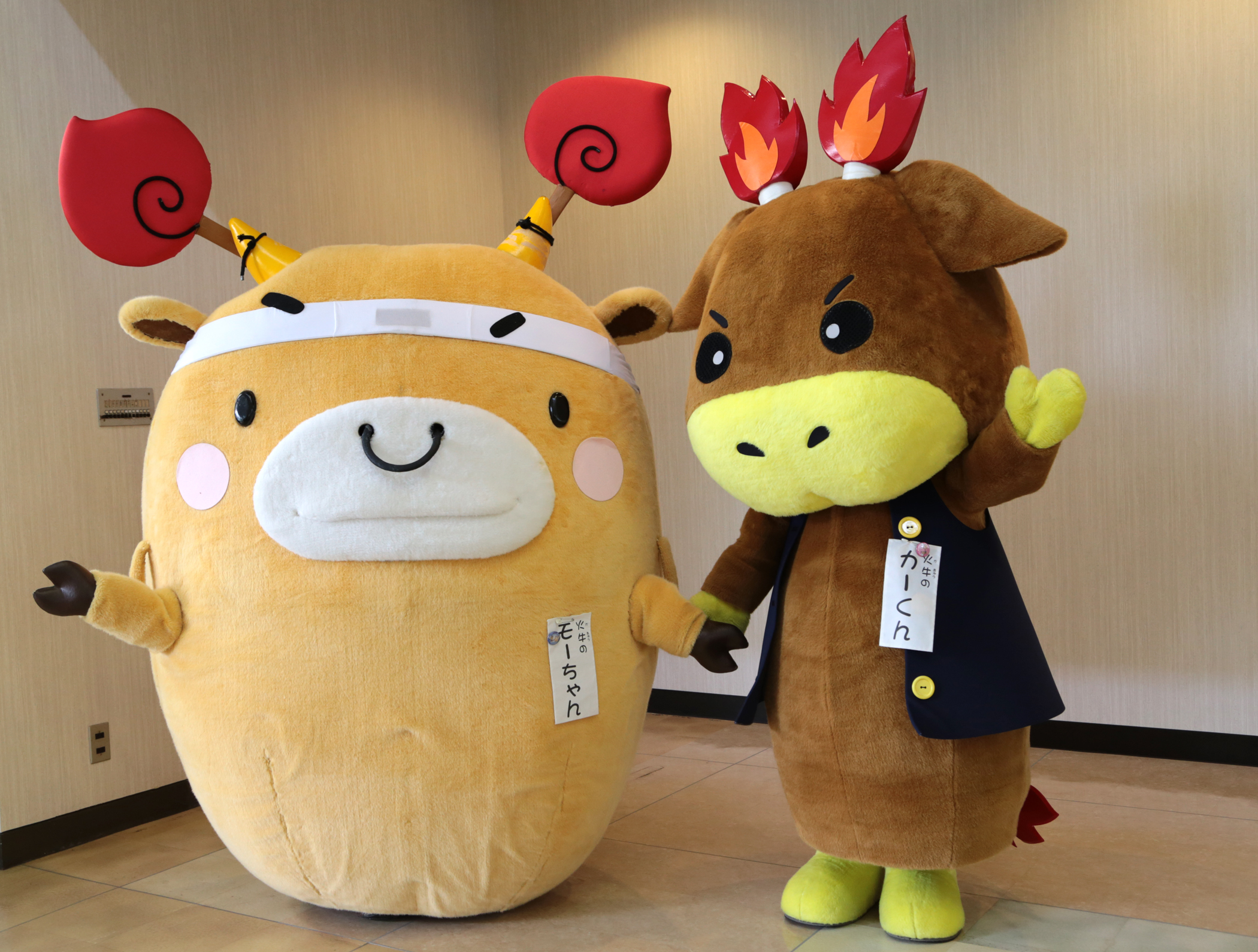 左 火牛のモーちゃん と 右 火牛のカーくんの画像