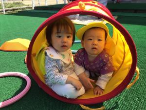 ミニトンネルに入って遊ぶ園児