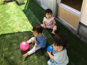 ボールで遊ぶ園児